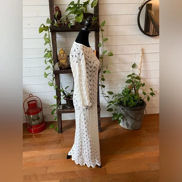 Lesley Evers: Long White Knit Beach V Cut Dress - Picture 11 of 17